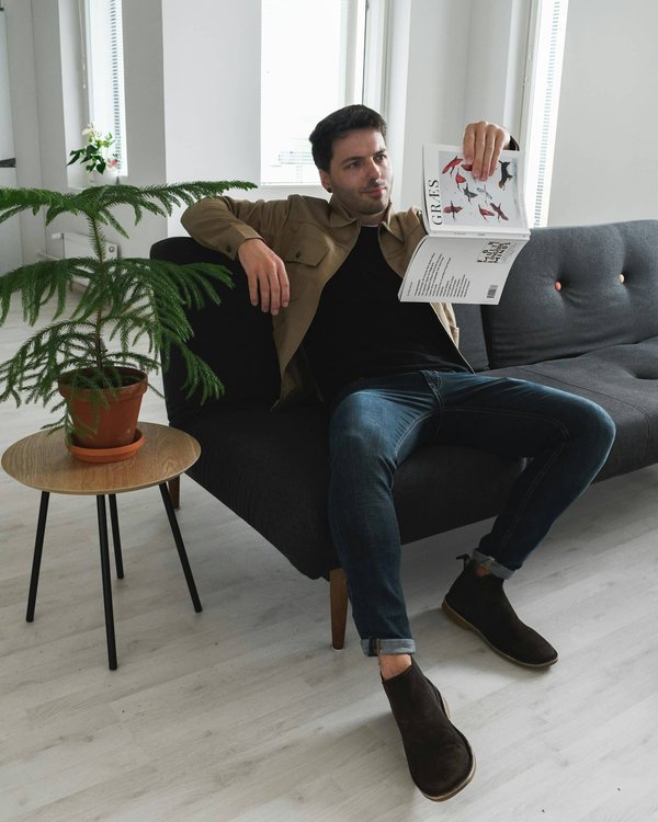 What's the Best Strategy for Cleaning and Maintaining an Alcantara Steering Wheel in a Performance Car?