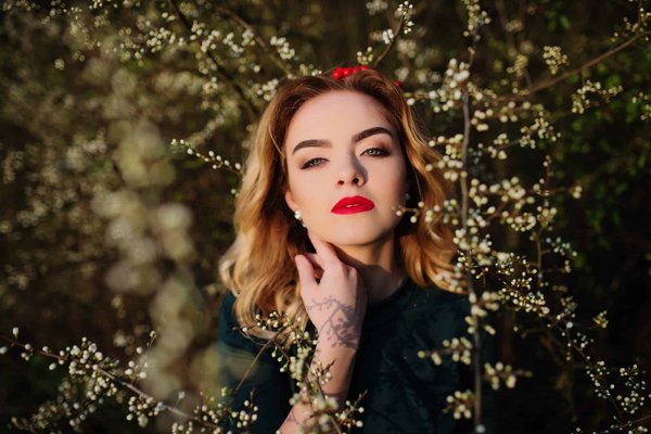 How to Choose a Multi-Strand Pearl Necklace for a Sophisticated Corporate Look?